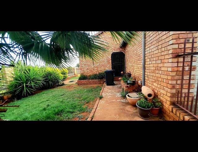 3 BEDROOM HOUSE FOR SALE IN PHILIP NEL PARK